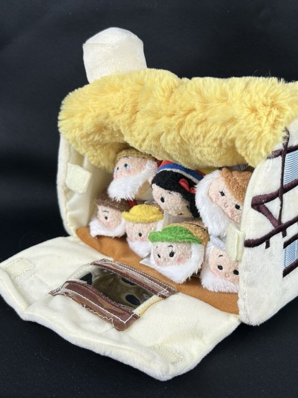 Disney Tsum Tsum Snow White & The 7 Dwarfs Plush Set Cottage & 8 Dolls